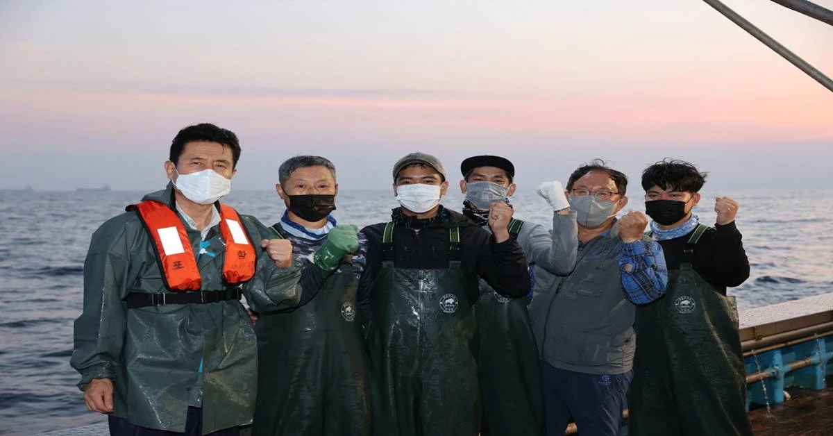 정치망 관리선 세명호 승선 체험하고 있는 이강덕 포항시장(왼쪽 첫번째)