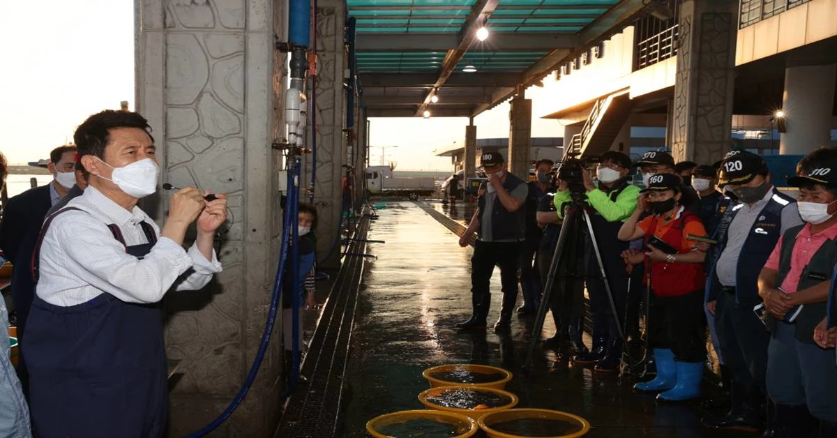 위판장에서 어업인과 대화하는 이강덕 포항시장