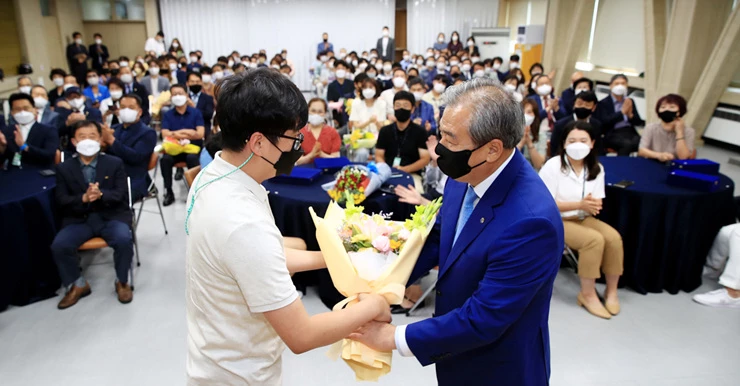 유근기 군수가 직원들로부터 꽃다발을 받고 있다.