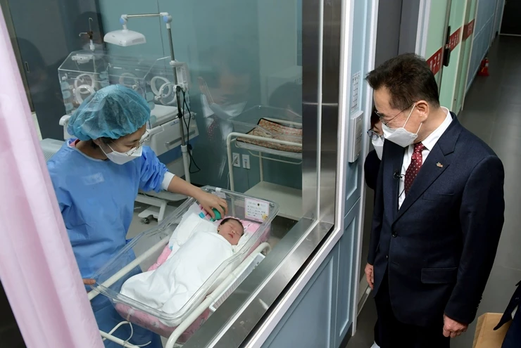 최기문 영천시장이 2021.1.8. 영천분만산부인과(영천J병원) 첫둥이 탄생 축하 방문했다 / 영천시