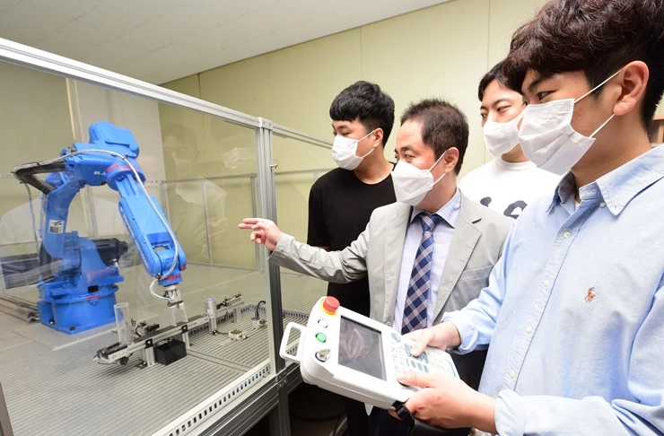 자동화시스템과 6축로봇티칭 실습 장면 / 영진대