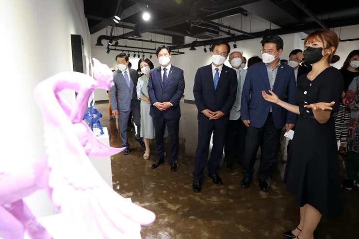 김삼호 광산구청장이 지난 2일 송정작은미술관 개관식 참석 후 개관 특별전시 작품을 관람하고 있다.