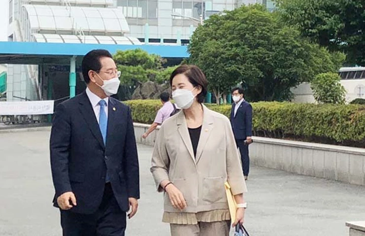 김영록 지사가 유은혜 부총리겸 교육부장관과 대화를 하고 있다.