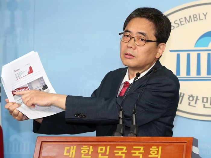 '문 대통령 사위 해외취업 의혹' 자료 공개하는 곽상도 의원
