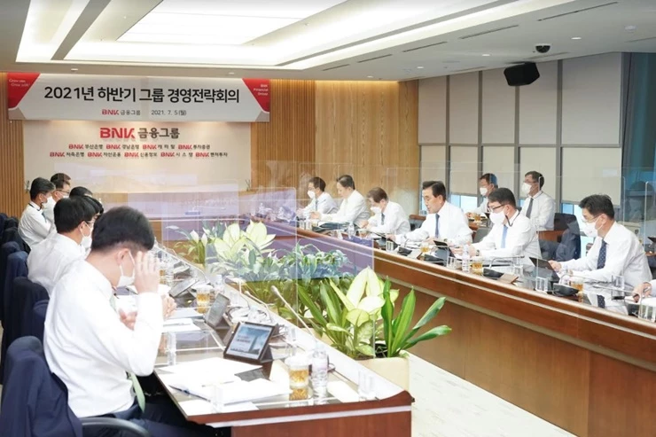 BNK금융그룹은 5일, 주요 임직원이 참석한 가운데 상반기 그룹 주요 부문 업무추진 현황 점검과 하반기 경영방향을 모색하는 그룹 경영전략회의를 개최했다. / 사진제공=부산은행