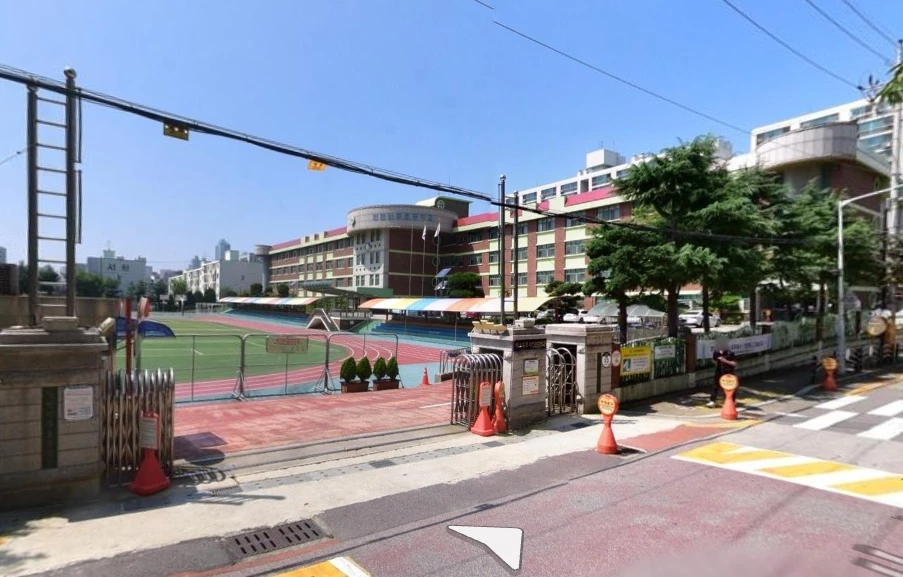 집단 감염이 발생한 인천 인주초등학교 정문 / 네이버 지도