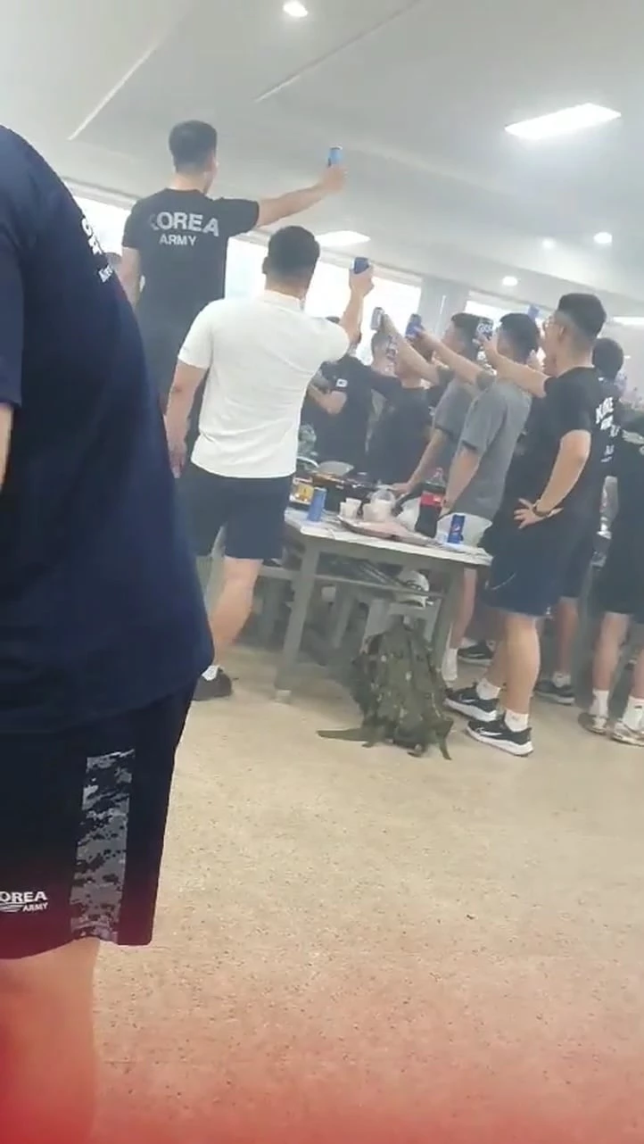 육군3사관학교에서 500명의 생도들이 모여 삼겹살 파티를 진행하는 모습 / 페이스북 페이지 '육군훈련소 대신 전해드립니다'