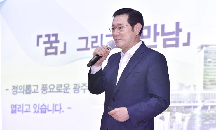 이용섭 광주광역시장이 7일 오후 서구청 들불홀에서 열린 광주예총 제29기 시민예술대학 특별강연에 참석해 '광주의 미래 발전방향'을 주제로 강연을 하고 있다./광주광역시 제공