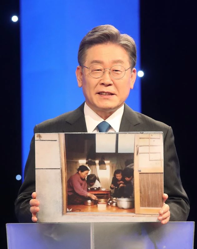 지난 3일 KBS 합동토론회에서 '내 인생의 한 장면' 사진을 공개하는 이재명