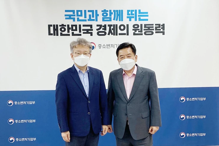 구충곤(오른쪽) 화순군수가 최근 권칠승(왼쪽) 중기부장관을 만나 화순의 K-바이오 랩허브 후보지 선정을 건의했다.