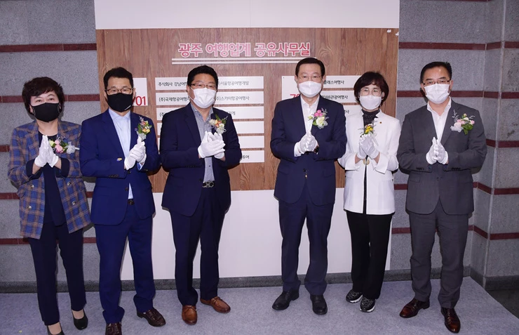 이용섭 광주광역시장이 8일 오전 동구 삼호센터에서 열린 '광주광역시 여행업계 공유사무실 개소식'에 참석해 정순애 광주시의회 부의장, 남성숙 광주관광재단 대표이사, 정길영 광주관광협회장주업체 대표 등과 현판 제막을 하고 있다./광주광역시 제공