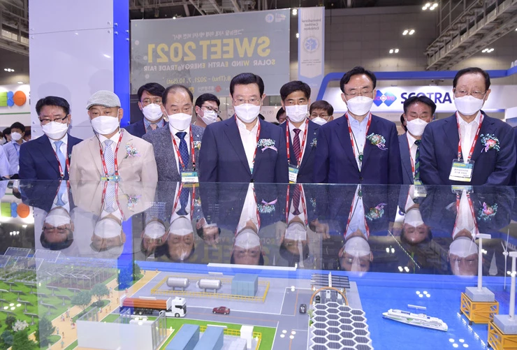 이용섭 광주광역시장이 8일 오후 서구 김대중컨벤션센터에서 열린 국제 신재생에너지 전시회 'SWEET 2021' 개막식에 참석해 윤병태 전남도 정무부지사, 권기홍 동반성장위원장 등 내빈들과 전시관을 둘러보고 있다./광주광역시 제공