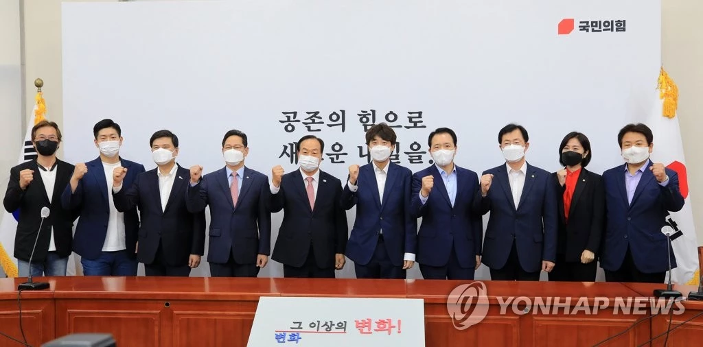 경선을 앞둔 국민의힘 당원들의 모습