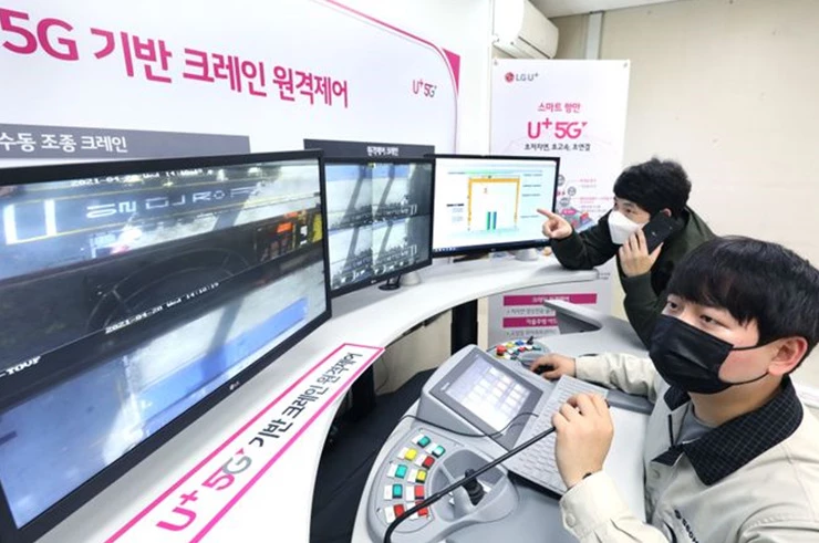 LG유플러스 5G기반 크레인 원격제어가 이뤄지는 컨테이너크레인 관제실 모습 <사진제공=LG U+>
