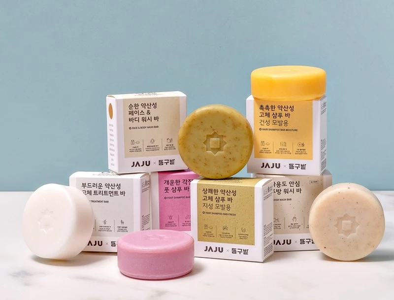 비누로 머리 감는 사람은 아저씨로 여겨졌던 것은 옛말이다. 요즘에는 탈플라스틱 운동으로 샴푸 기능의 고체비누가 다양하게 나오고 있다. / 자주