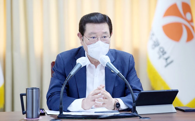 이용섭 광주광역시장이 13일 오전 시청 중회의실에서 열린 화요 간부회의를 주재하고 체계적인 통합안전시스템을 마련하고 안전점검단을 상시 운영해줄 것을 당부하고 있다./광주광역시 제공