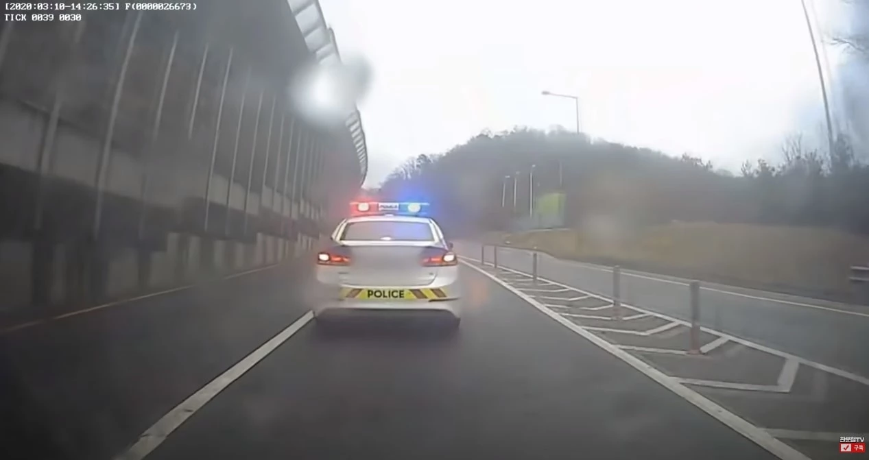 터널을 막 빠져나온 경찰차 / 한문철TV