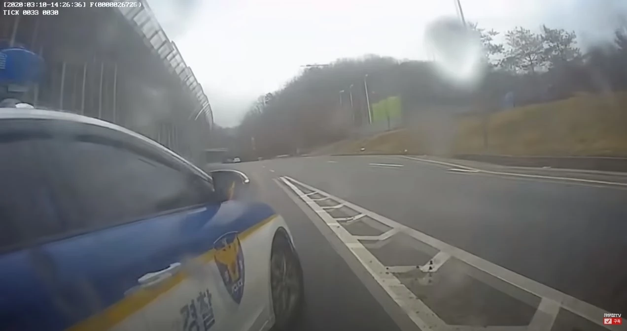 기습 우회전하려다 뒤따라오던 오토바이에 받힌 경찰차 / 한문철TV