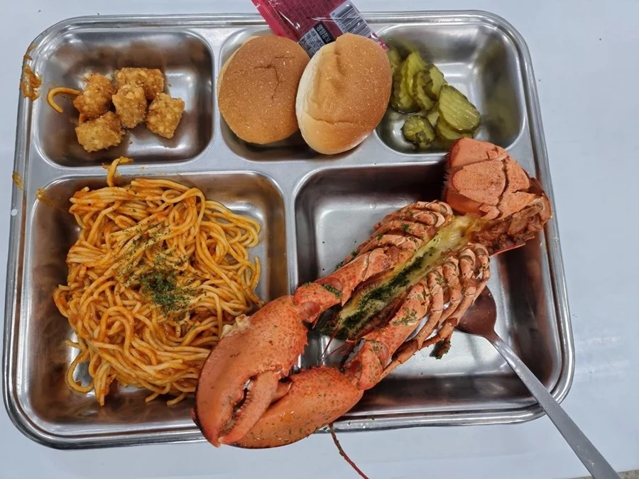 육군에서 배식한 랍스터 / 페이스북 페이지 '육군훈련소 대신 전해드립니다'