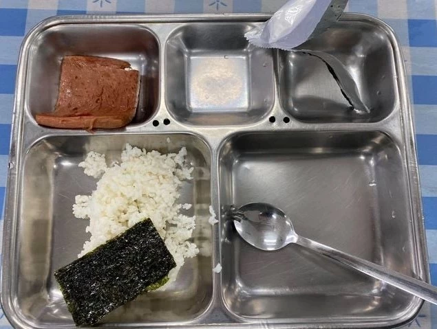 논란이 된 부실 급식 사진 / 페이스북 '육군훈련소 대신 전해드립니다'