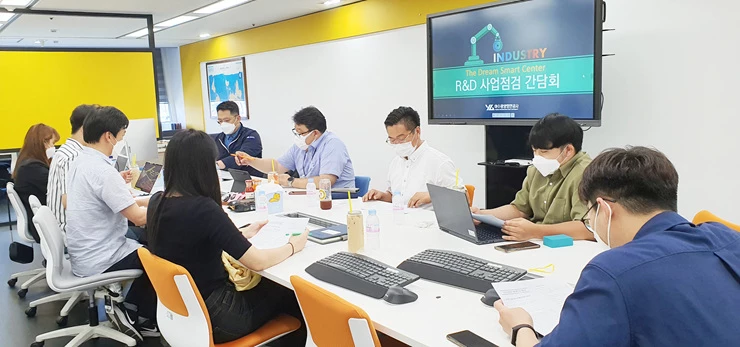 13일 월드마린센터 6층 더드림스마트센터에서 열린 항만물류 벤처 기업의 사업 공유 및 육성지원 간담회에서 참석자들이 의견을 나누고 있다.