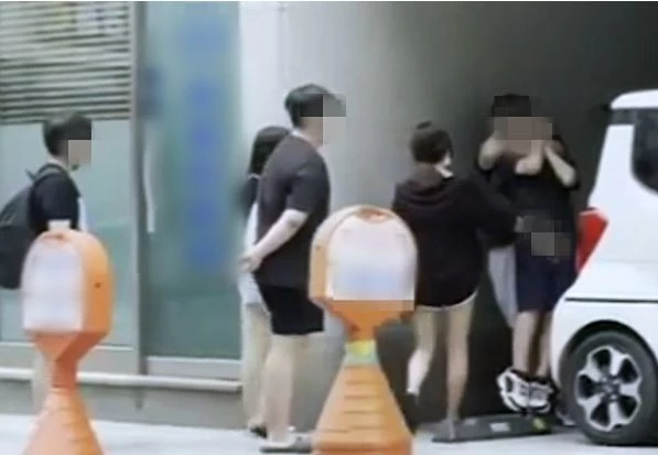 경기 고양시 일산동구의 한 번화가에서 대낮부터 집단 괴롭힘을 가하고 있는 모습 / 이하 에펨코리아