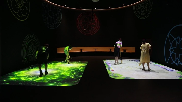 10일 얼리버드 오픈한 전통놀이 체험공간 우리 놀이터에서 어린이들이 디지털 기술이 결합된 팽이마당에서 체험하고 있다. / 경주엑스포