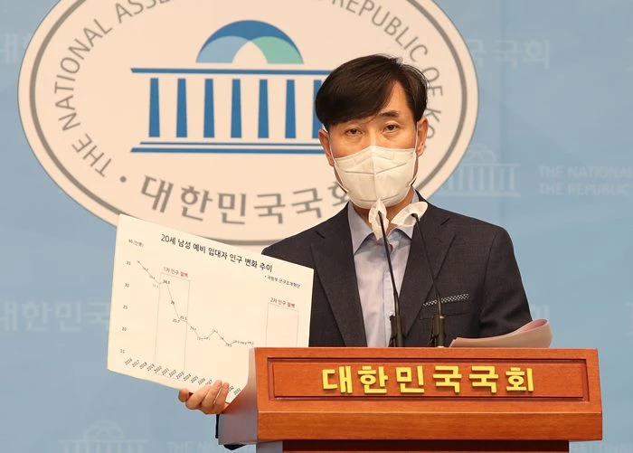 대선 출마를 선언한 하태경 국민의힘 의원이 15일 오전 국회 소통관에서 1년 남녀공동복무제와 징모병 혼합제 도입을 골자로 하는 병역 공약을 발표하고 있다 / 뉴스1