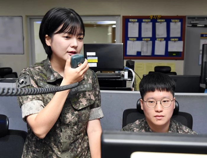 기사와 관련 없는 자료사진. 해군이 여군의 날을 앞둔 지난 2019년 9월 5일 덕적도 기지에 아이를 데리고 자원해 간 전탐부사관 강서연 중사를 소개했다. 강서연 중사(왼쪽)가 전탐감시대에 같이 근무하는 후배 부사관에게 자신의 노하우를 전수하고 있다. / 해군 제공-뉴스1