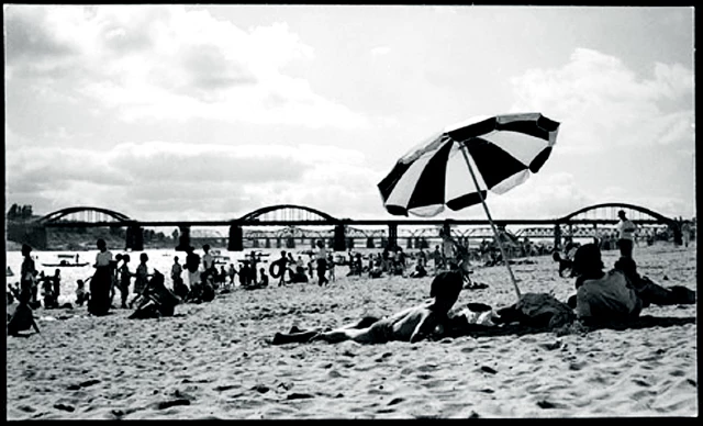 1956년 서울 한강 인도교(현 한강대교) 부근의 백사장 모습. 시민들이 강수욕을 즐기고 있다. / 서울역사편찬원