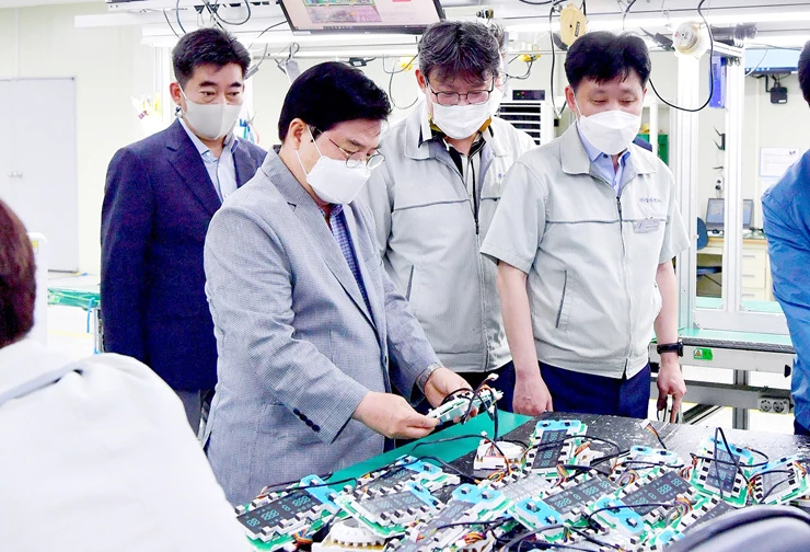 장성군이 펼치고 있는 각종 중소기업 지원 정책들이 지역경제에 활력을 불어넣고 있다. 지역 기업을 시찰 중인 유두석 장성군수.