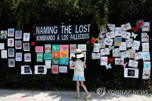 미국의 코로나19 사망자 추도 게시판 / 연합뉴스