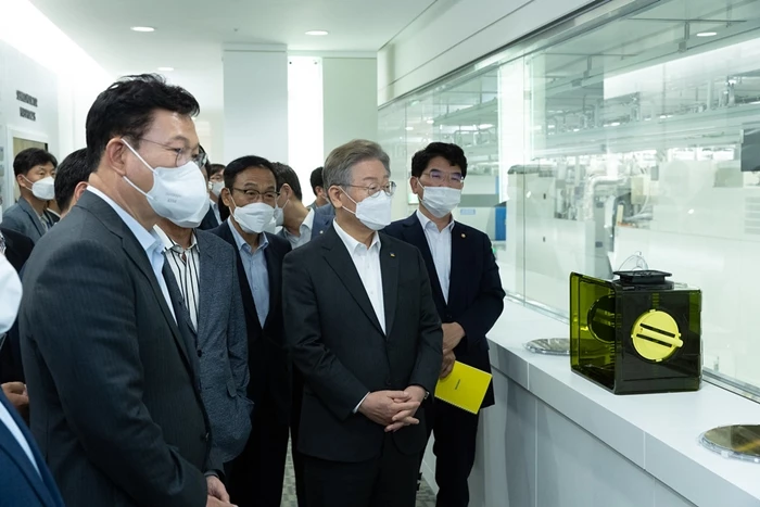 지난 20일 삼성전자 화성 캠퍼스 현장을 찾은 송영길 더불어민주당 대표와 이재명 경기도지사 / 이하 뉴스1