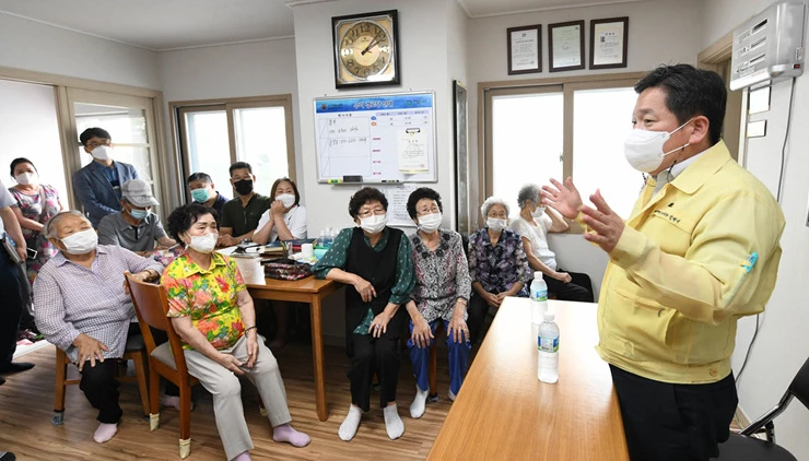 [포토]김병내 광주시 남구청장, 빛여울채아파트 무더위 쉼터 방문