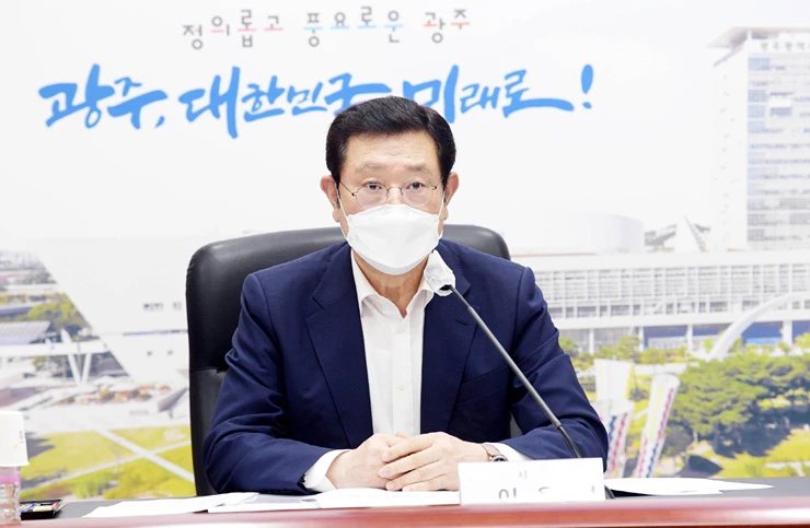 이용섭 광주광역시장이 21일 오후 시청 영상회의실에서 열린 공공기관장 회의를 주재하고 있다./광주광역시 제공