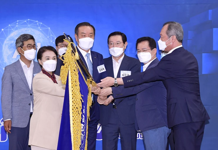 이용섭 광주광역시장이 22일 오후 서구 김대중컨벤션센터에서 열린 '인공지능 산·학·연 협회 출범식'에 참석해 최현택 인공지능 산학연협회장, 이용빈 국회의원 등 내빈들과 협회기를 들고 포즈를 취하고 있다./광주광역시 제공