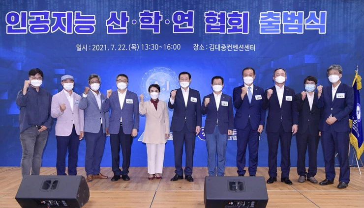 이용섭 광주광역시장이 22일 오후 서구 김대중컨벤션센터에서 열린 '인공지능 산·학·연 협회 출범식'에 참석해 최현택 인공지능 산학연협회장, 이용빈 국회의원, 민영돈 조선대학교 총장, 박상철 호남대학교 총장, 강금실 전 법무부장관, 회원사 관계자 등 내빈들과 기념촬영을 하고 있다./광주광역시 제공