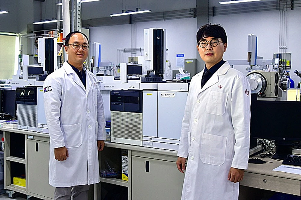 손정현 센터장(오른쪽)과 성창민 박사(왼쪽) / 한국과학기술원 제공