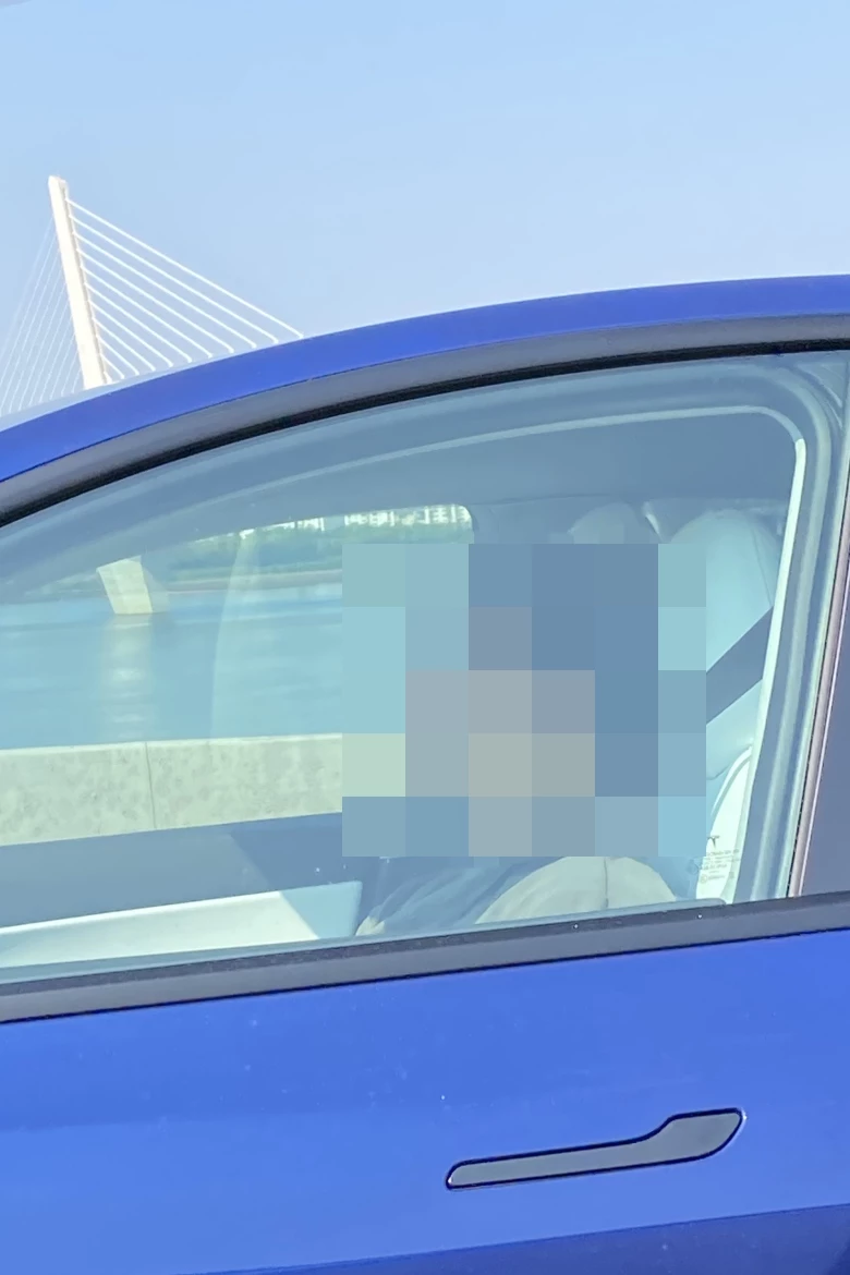 차량 운행 중 운전석에서 자고 있는 운전자의 모습 / 이하 클리앙