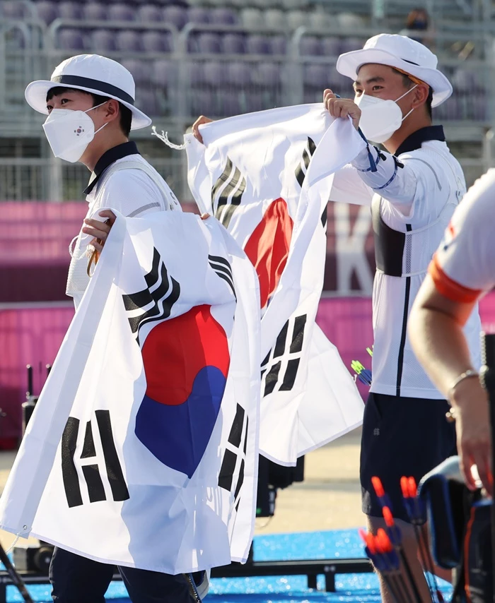 도쿄올림픽 혼성 결승전에서 금메달을 획득한 양궁 국가대표 안산-김제덕