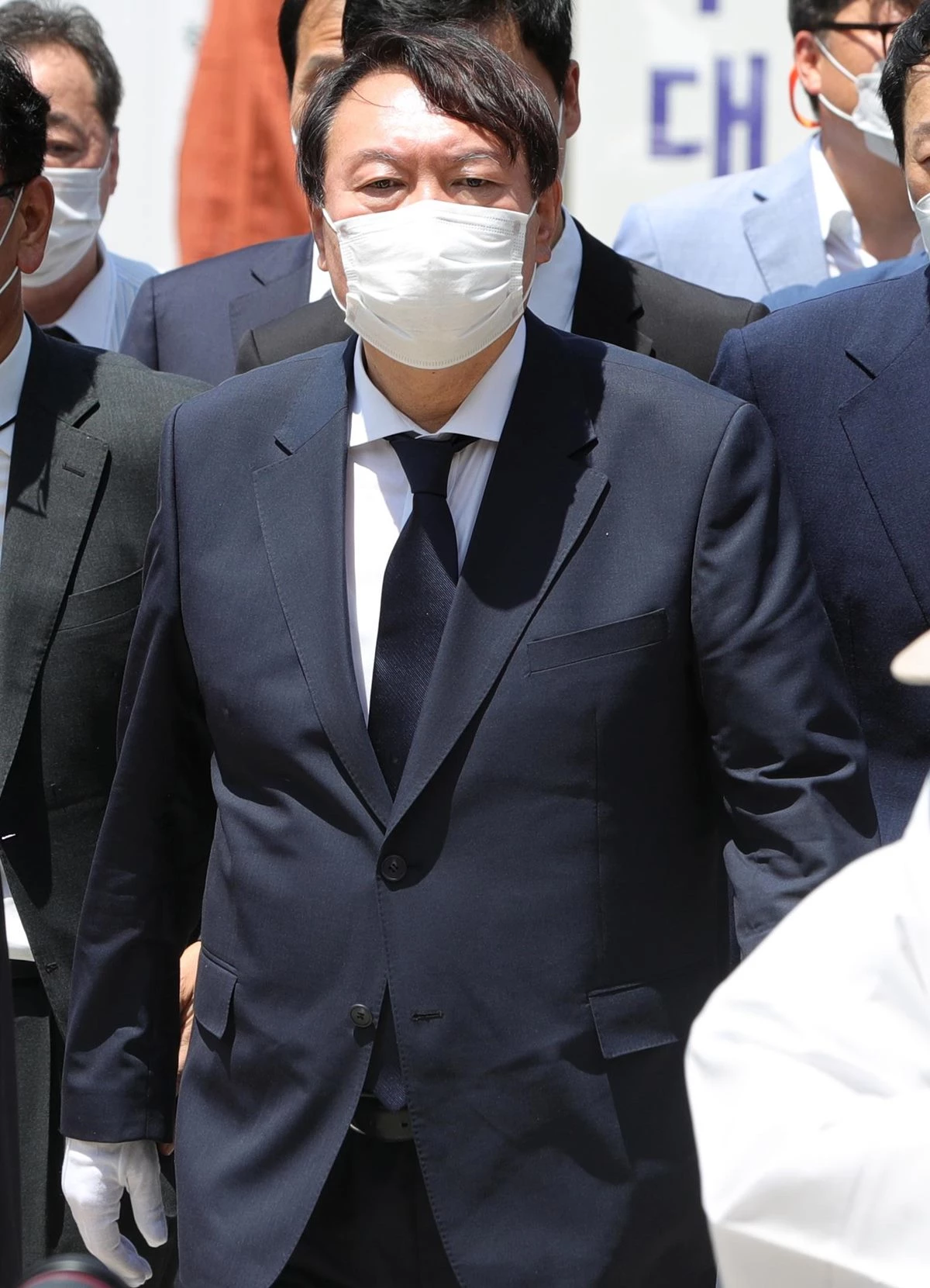 윤석열 전 검찰총장이 26일 전북 김제 금산사에서 열린 조계종 전 총무원장 월주스님 영결식을 마치고 장내를 나서고 있다. /뉴스1