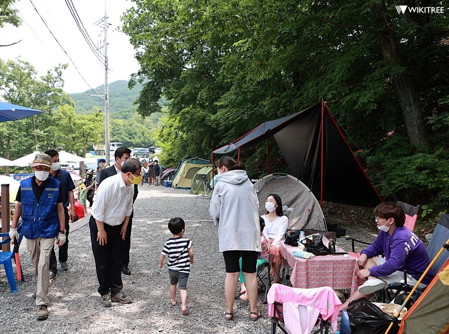 별내 청학밸리리조트 현장점검 중에 시민들과 인사를 나누고 있는 조광한 남양주시장