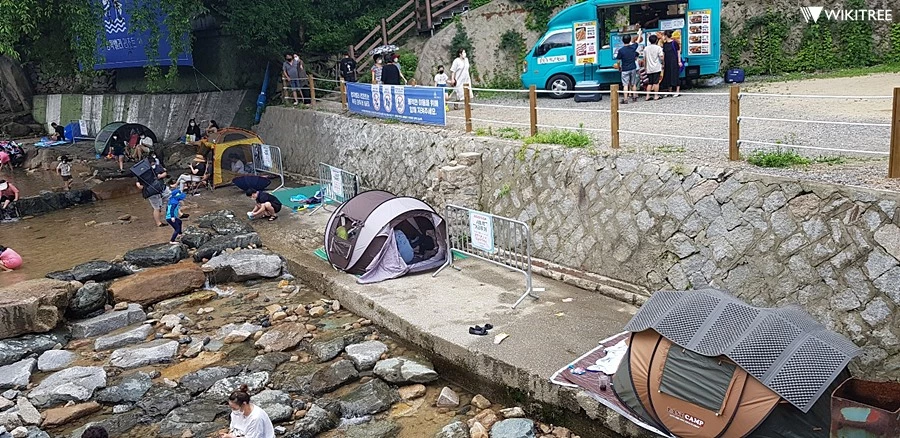 코로나19 4단계 강화에 따른 2m 거리두기 안내에 따라 텐트를 설치한 모습