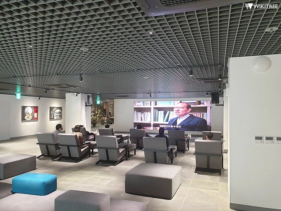 리멤버1910 미디어홀에서 영상 시청