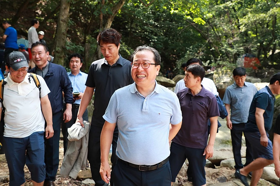 조광한 남양주시장(가운데)이 코로나19 대유행 이전인 2018년 간부공무원들과 청학계곡 정비 현장을 둘러보고 있다 / 이하 남양주시청