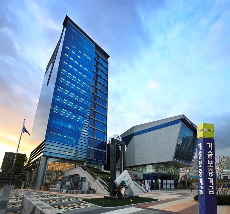 기술보증기금은 디지털 경제로의 대전환을 위해 중점 추진하고 있는 비대면·디지털기업 우대보증(이하 ‘우대보증’)이 일자리 창출과 매출 성장 등에서 우수한 성과를 나타냈다. / 사진제공=기보