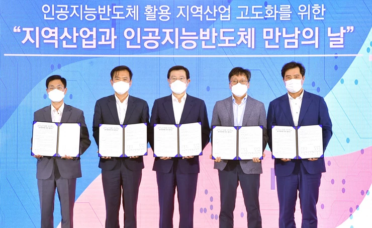 이용섭 광주광역시장이 27일 오후 광산구 하남산단 ㈜위니아전자 본사에서 열린 '지역산업과 인공지능반도체 만남의 날' 행사에 참석해 한국반도체산업협회, 지능정보산업협회 등 4개 기관과 '인공지능반도체 산업육성을 위한 업무협약'을 체결하고 있다. 왼쪽부터 이창한 한국반도체산업협회 부회장, 지창건 임베디드소프트웨어‧시스템산업협회장, 이용섭 광주광역시장, 장홍성 지능정보산업협회장, 김보곤 한국공기산업진흥회장./광주광역시 제공