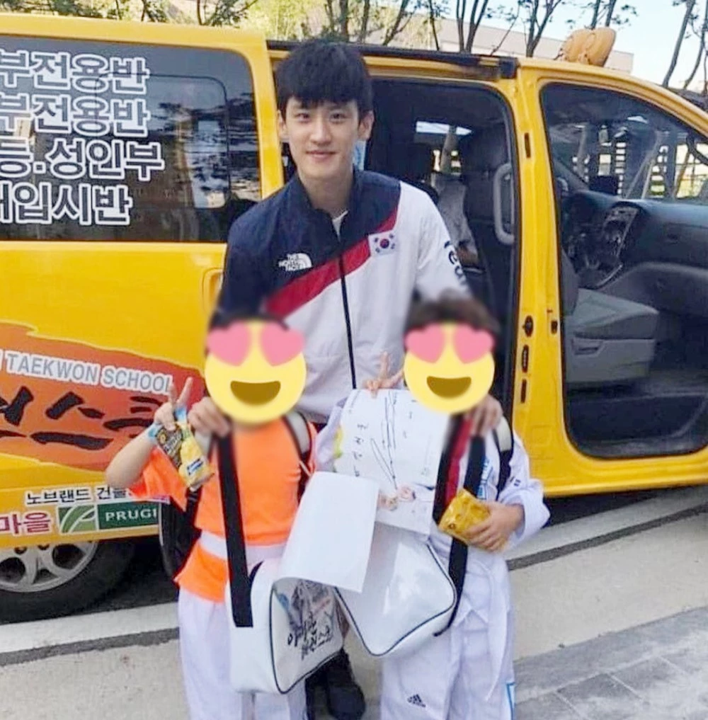 차량으로 아이들을 데려다주는 이대훈