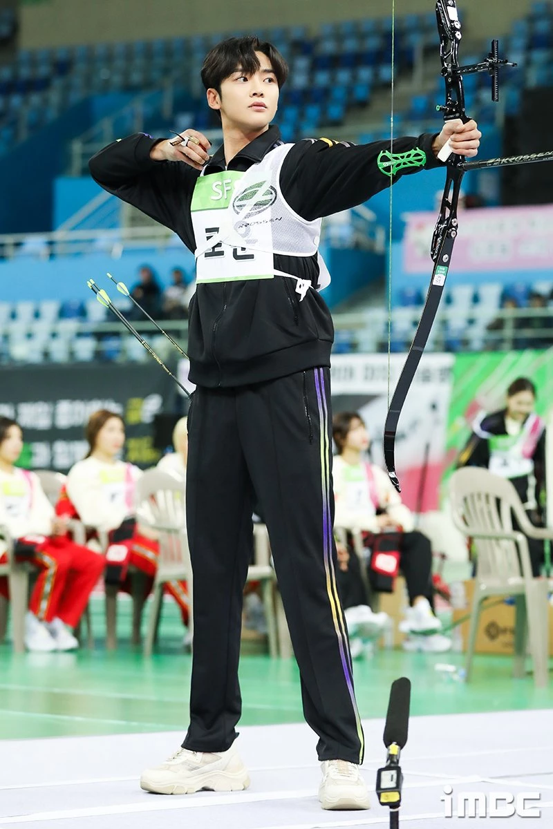2020 설특집 '아이돌스타 선수권대회'에서 양궁 실력으로 화제를 모은 로운 / MBC 방송 캡처