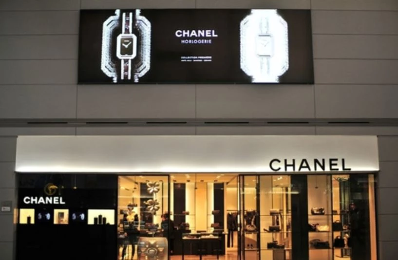 해운대 신세계백화점 센텀점 샤넬 매장에서 근무하는 직원이 신종 코로나바이러스 감염증(코로나19) 확진 판정을 받았고 샤넬 매장을  방문한 1천600여명 고객들은 충격에 빠졌다.  (이 사진은 기사 내용과 관련 없음. / 사진=자료사진